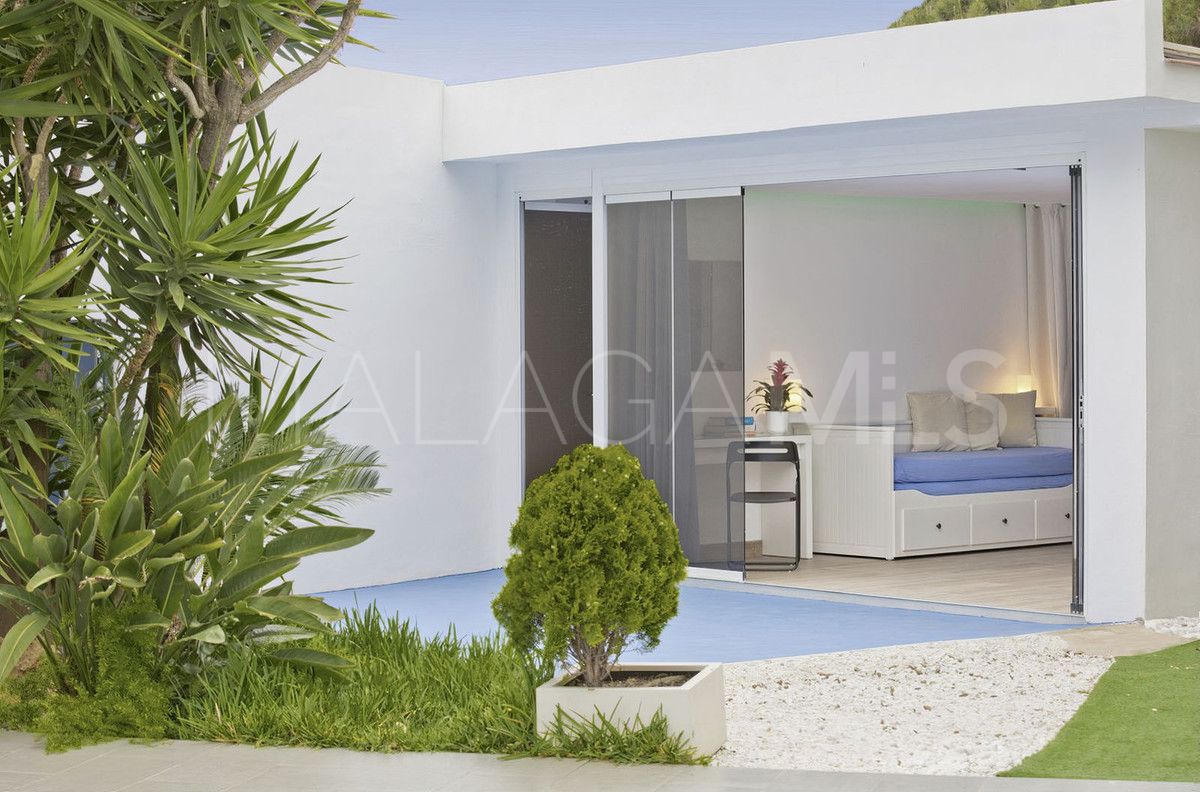 Villa for sale in Elviria