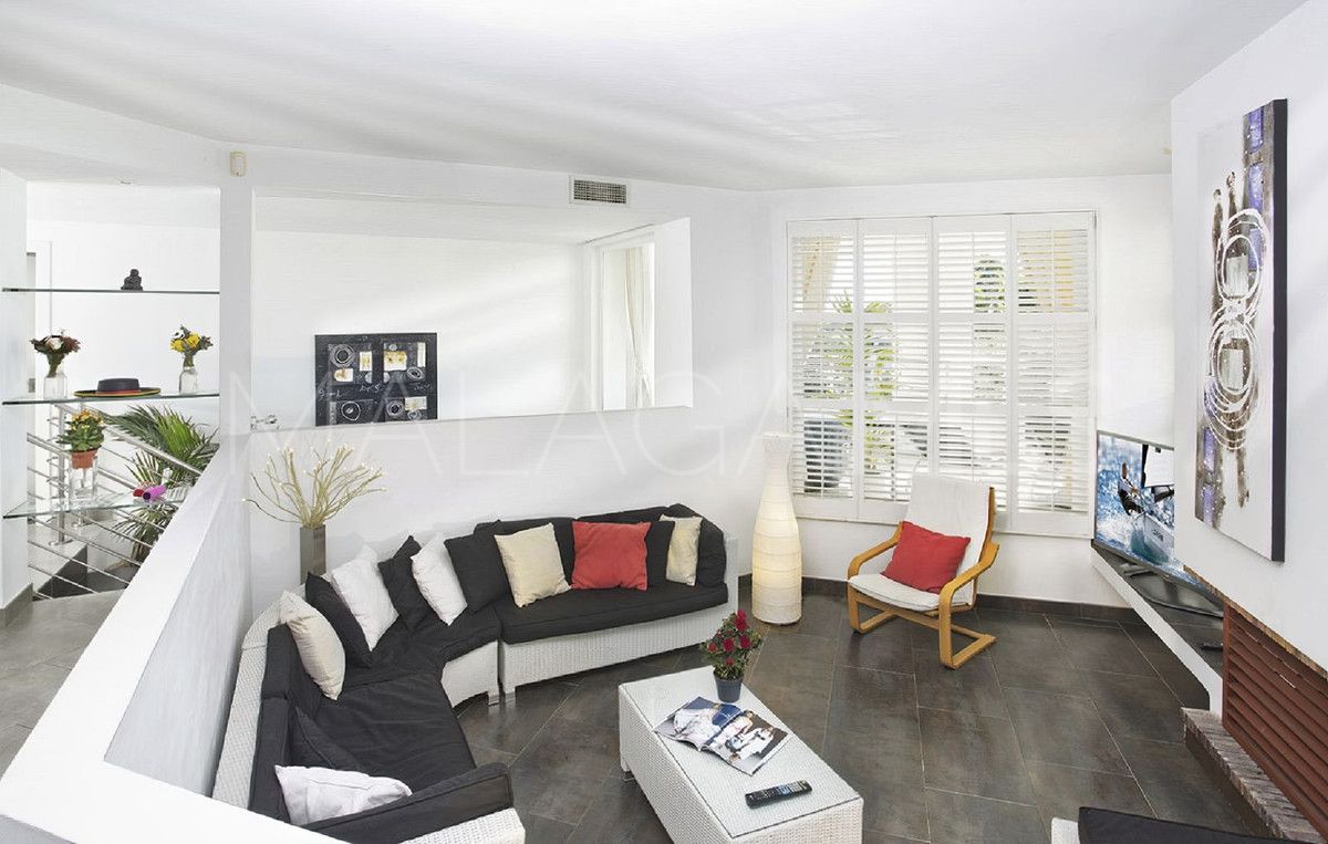 Villa for sale in Elviria