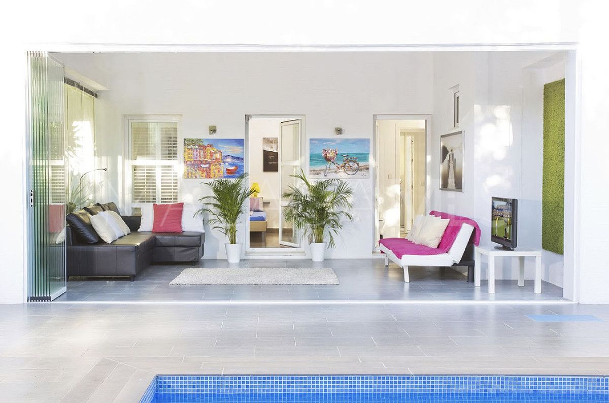 Villa for sale in Elviria
