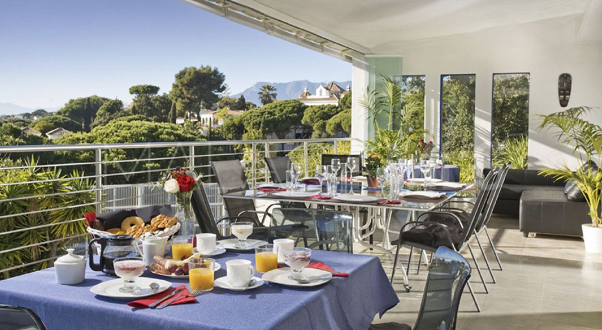 Villa for sale in Elviria