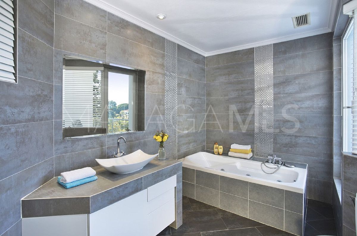 Villa for sale in Elviria