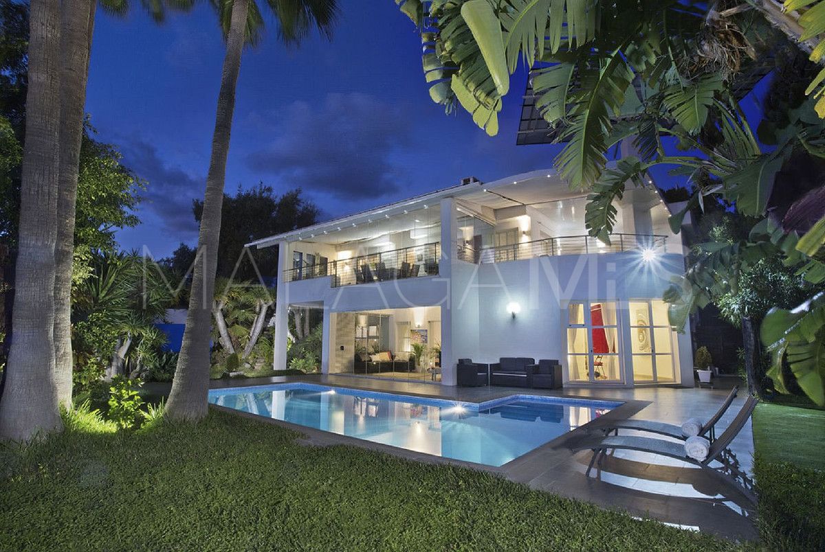 Villa for sale in Elviria