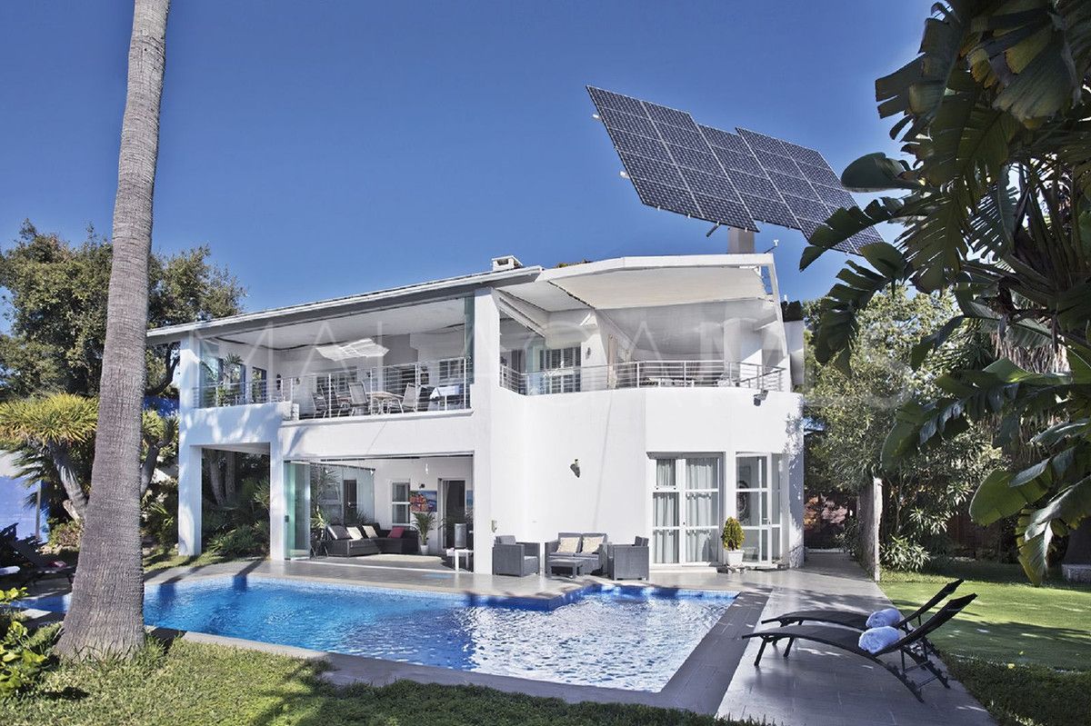 Villa for sale in Elviria