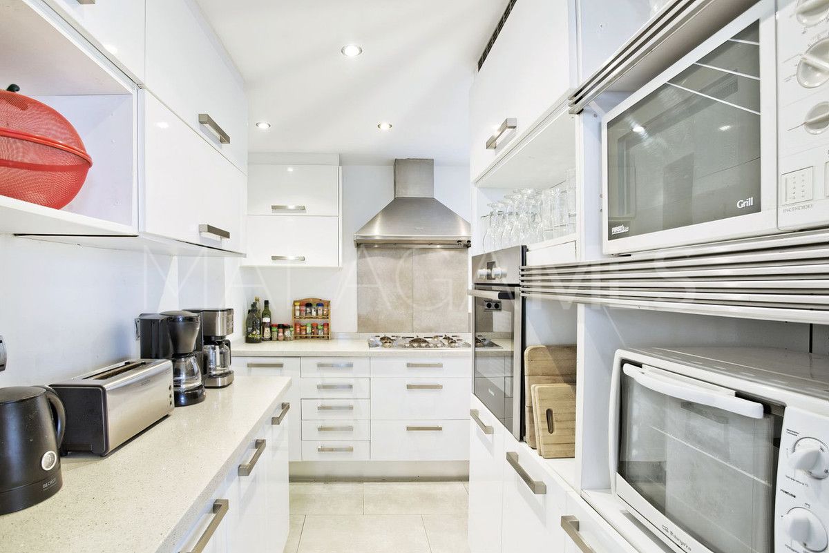 Villa for sale in Elviria