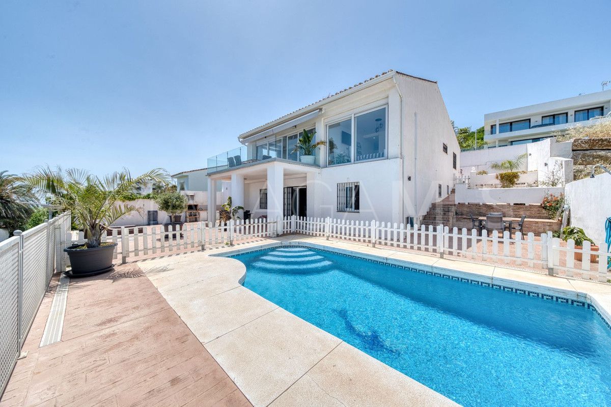 Villa for sale in Estepona