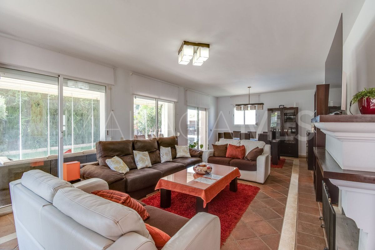 Villa for sale in La Duquesa