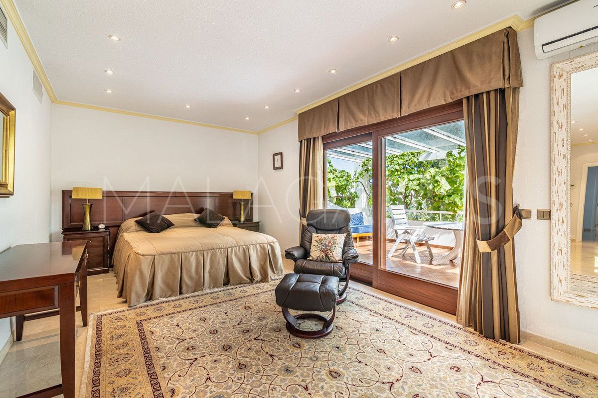 Villa for sale in New Golden Mile