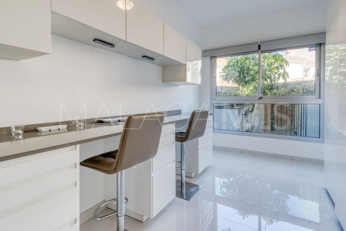 For sale ground floor apartment in Estepona