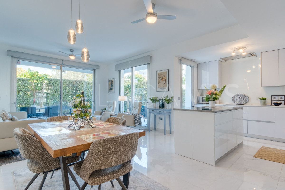 For sale ground floor apartment in Estepona