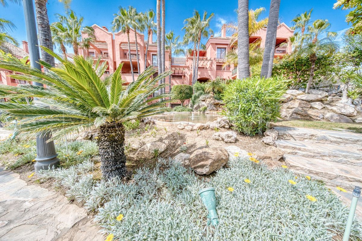 2 bedrooms apartment in Marbella - Puerto Banus for sale
