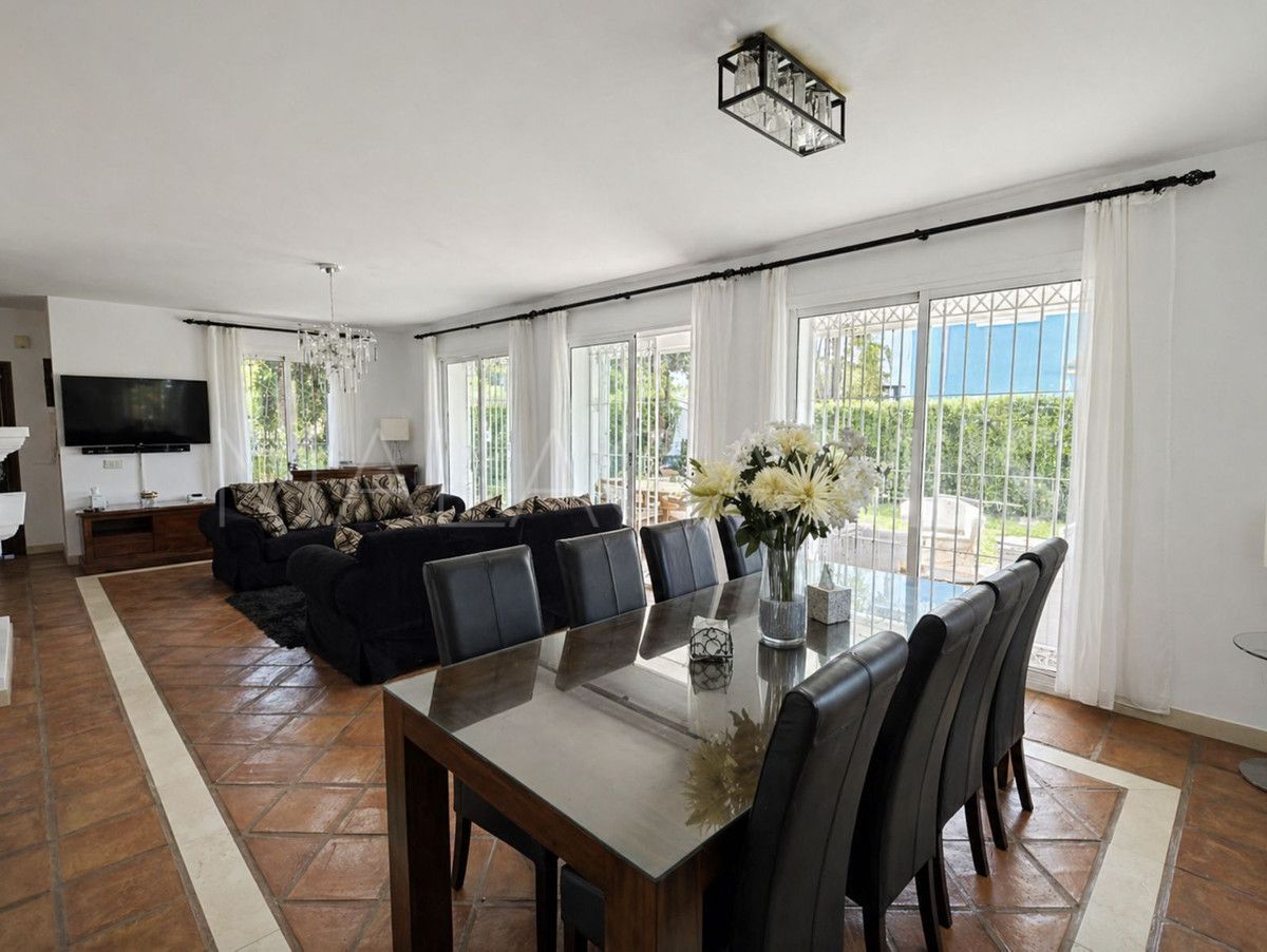 For sale villa in La Duquesa