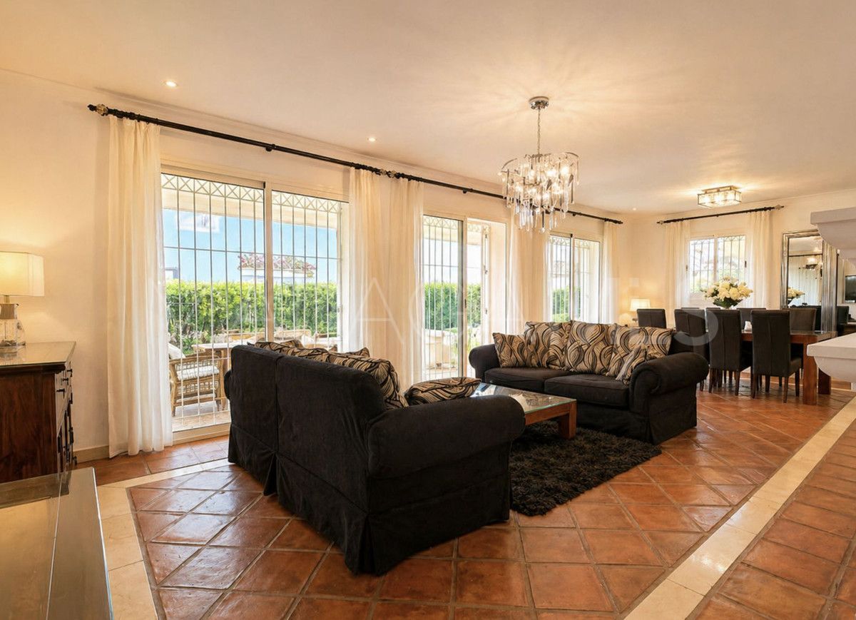 For sale villa in La Duquesa