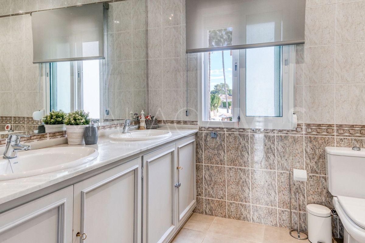 Villa for sale in Calahonda