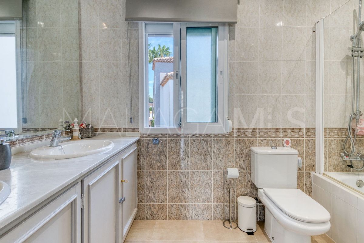 Villa for sale in Calahonda