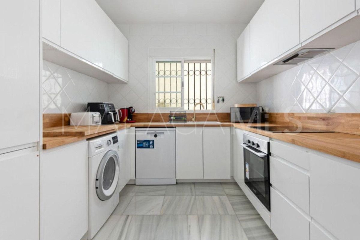 Villa de 4 bedrooms for sale in New Golden Mile