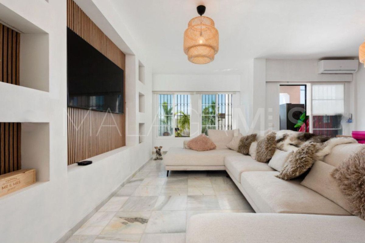 Villa de 4 bedrooms for sale in New Golden Mile