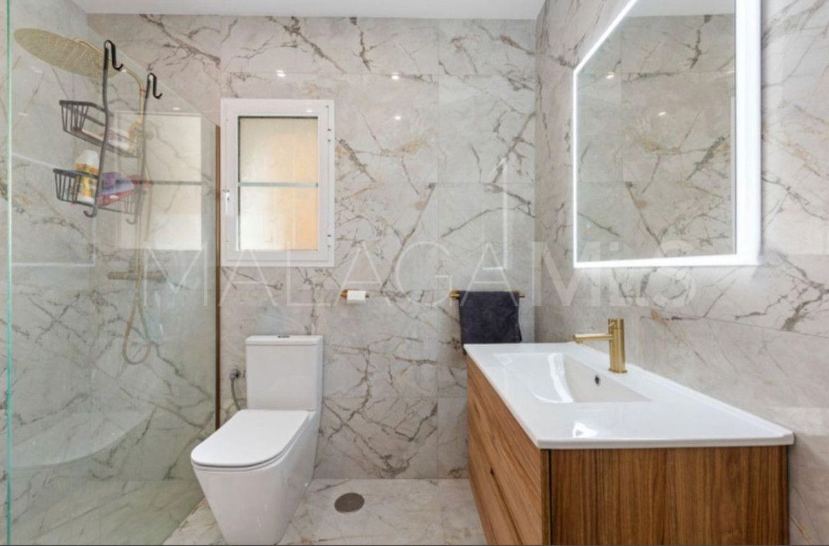 Villa de 4 bedrooms for sale in New Golden Mile