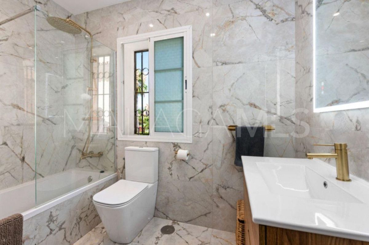 Villa de 4 bedrooms for sale in New Golden Mile