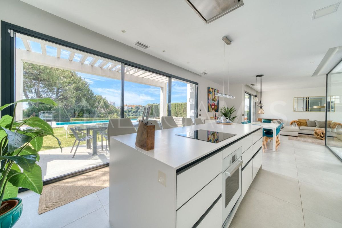 Villa for sale in Estepona