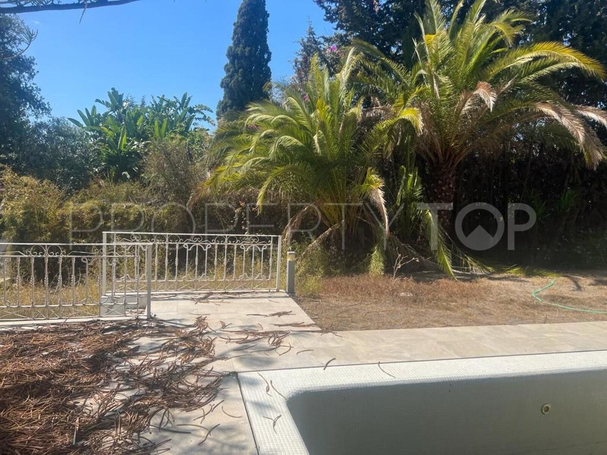 Villa en venta con 6 dormitorios en Nueva Andalucia