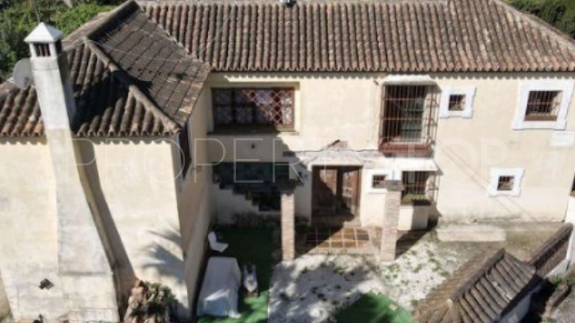 6 bedrooms Nueva Andalucia villa for sale