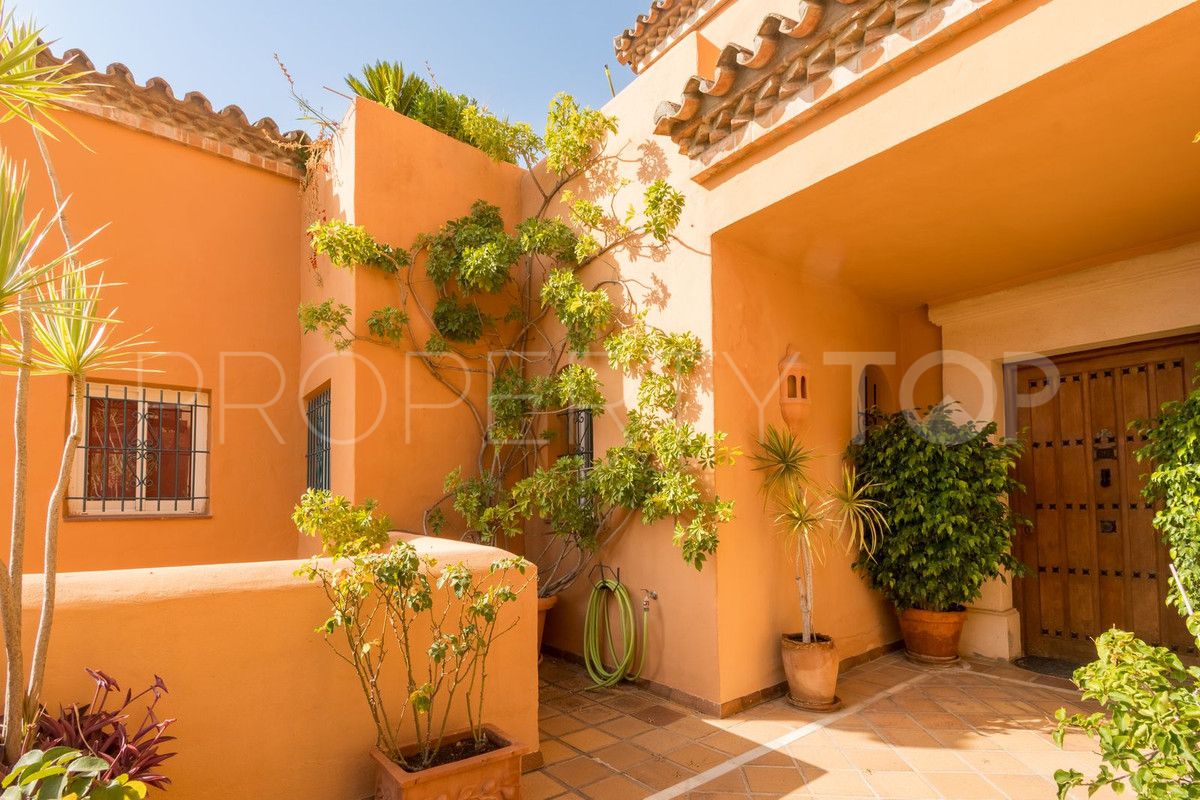 3 bedrooms Nueva Andalucia penthouse for sale