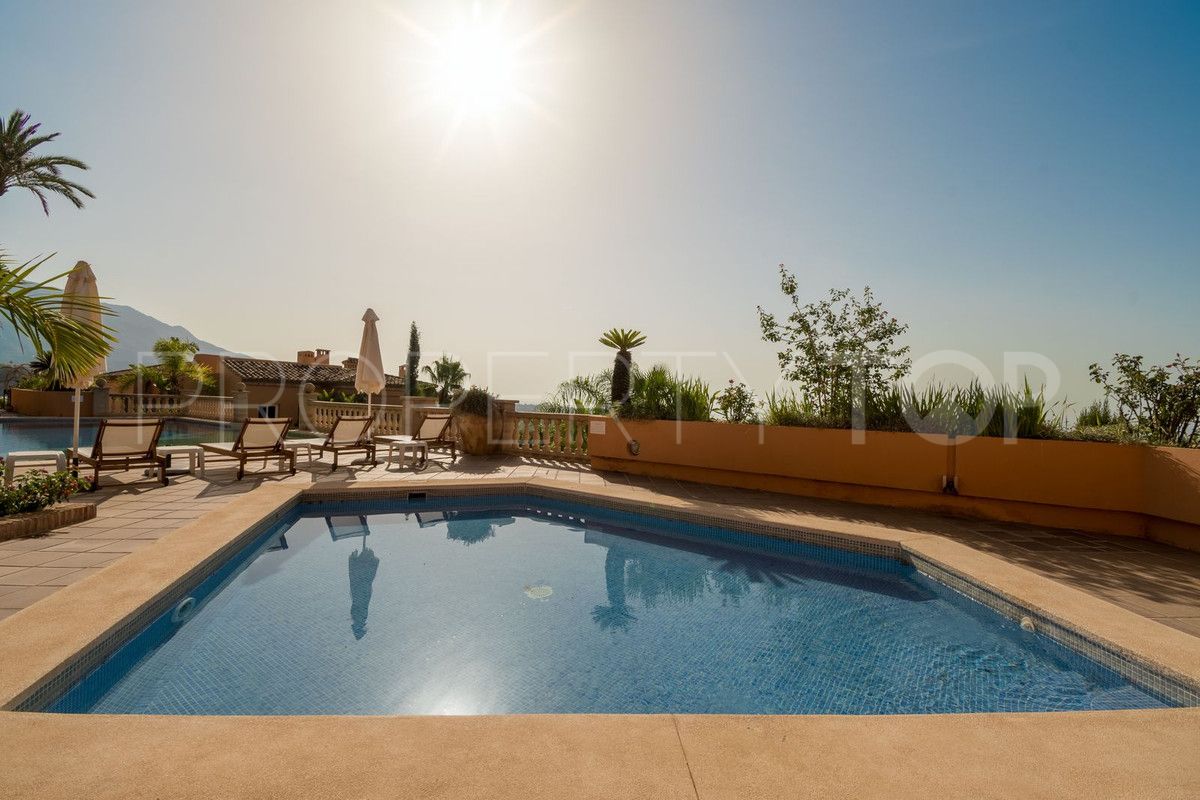 3 bedrooms Nueva Andalucia penthouse for sale