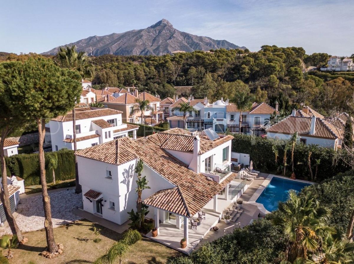 Villa for sale in Nueva Andalucia