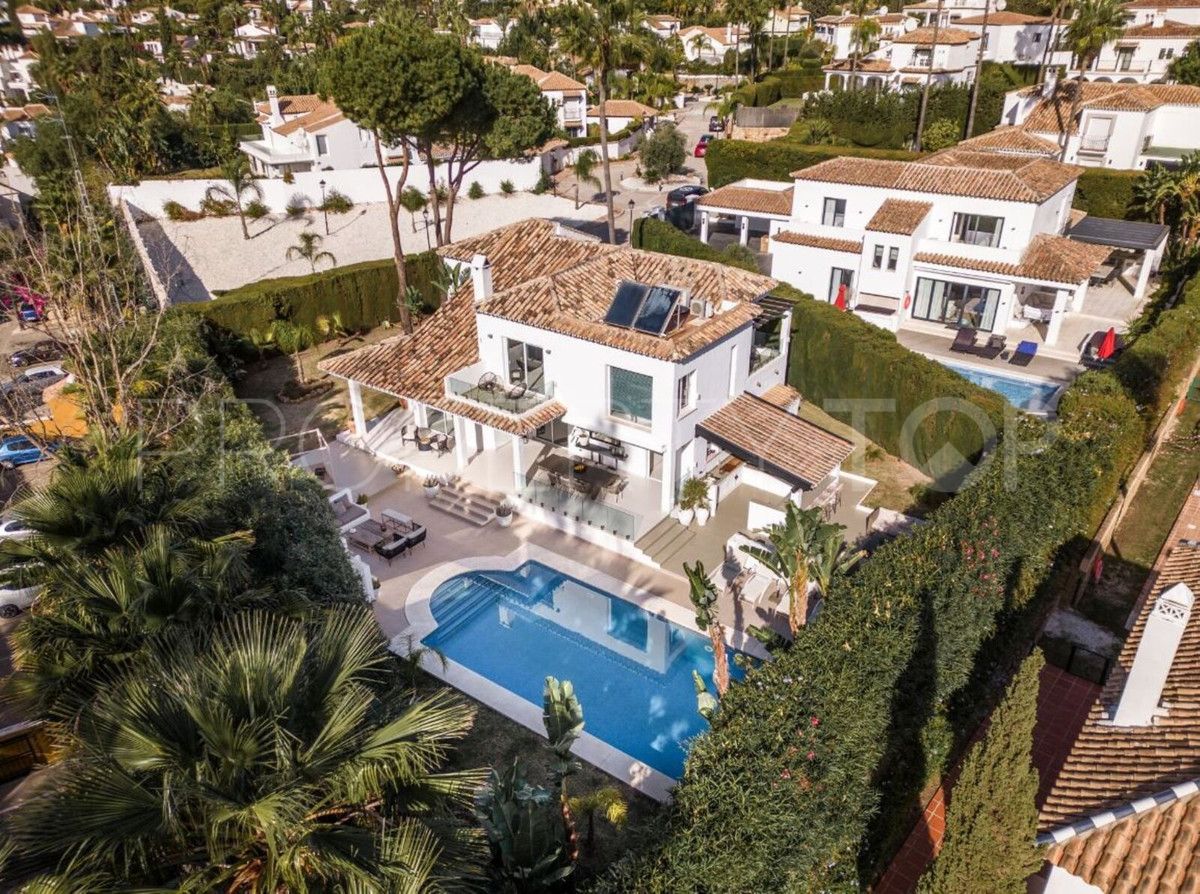 Villa for sale in Nueva Andalucia