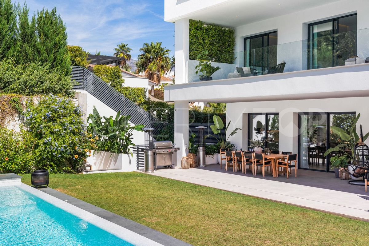 Buy villa in Marbella - Puerto Banus