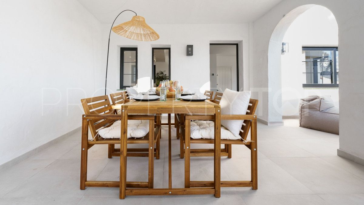 For sale Nueva Andalucia apartment with 4 bedrooms