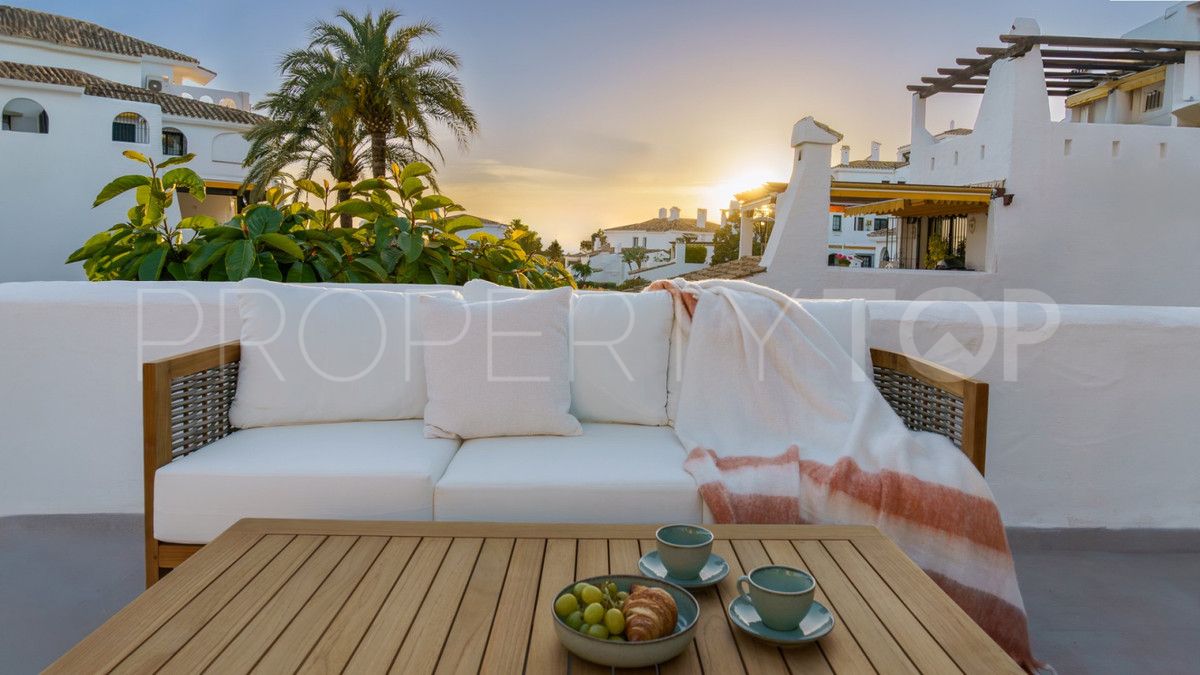 For sale Nueva Andalucia apartment with 4 bedrooms