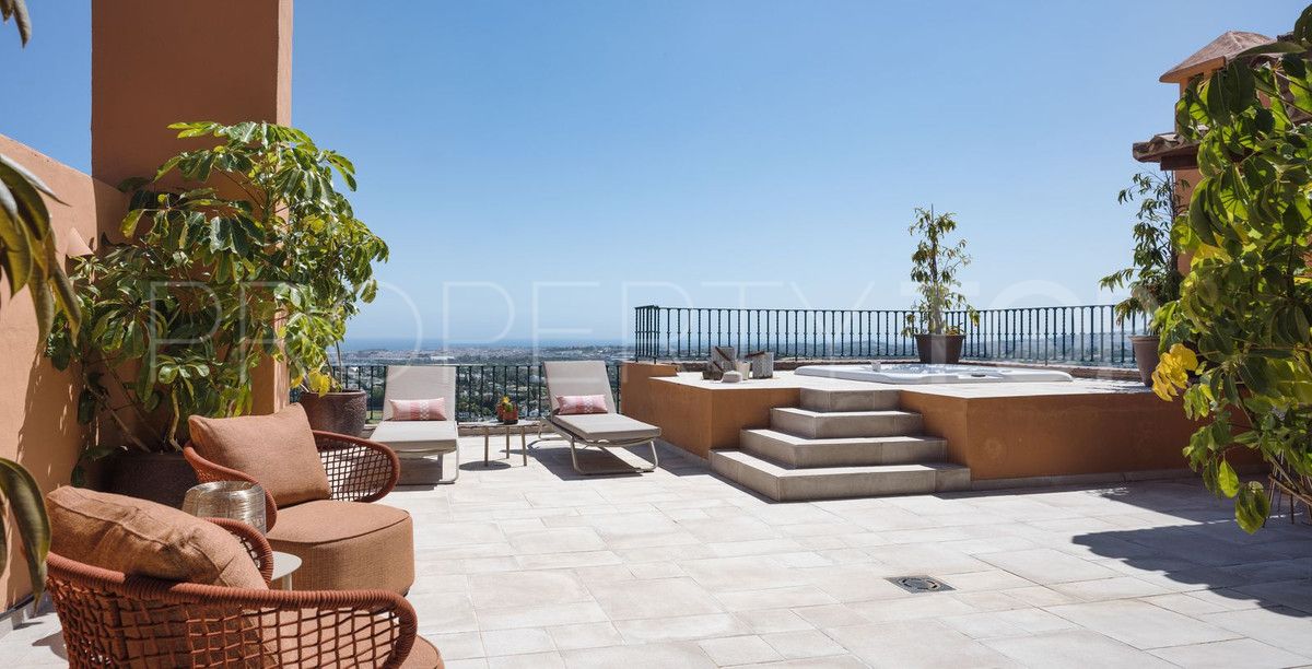 Buy 3 bedrooms penthouse in Nueva Andalucia