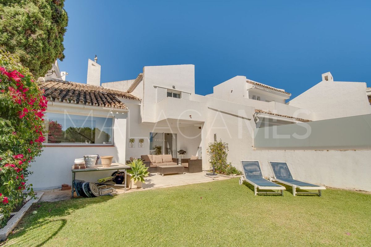 For sale town house in Nueva Andalucia with 3 bedrooms