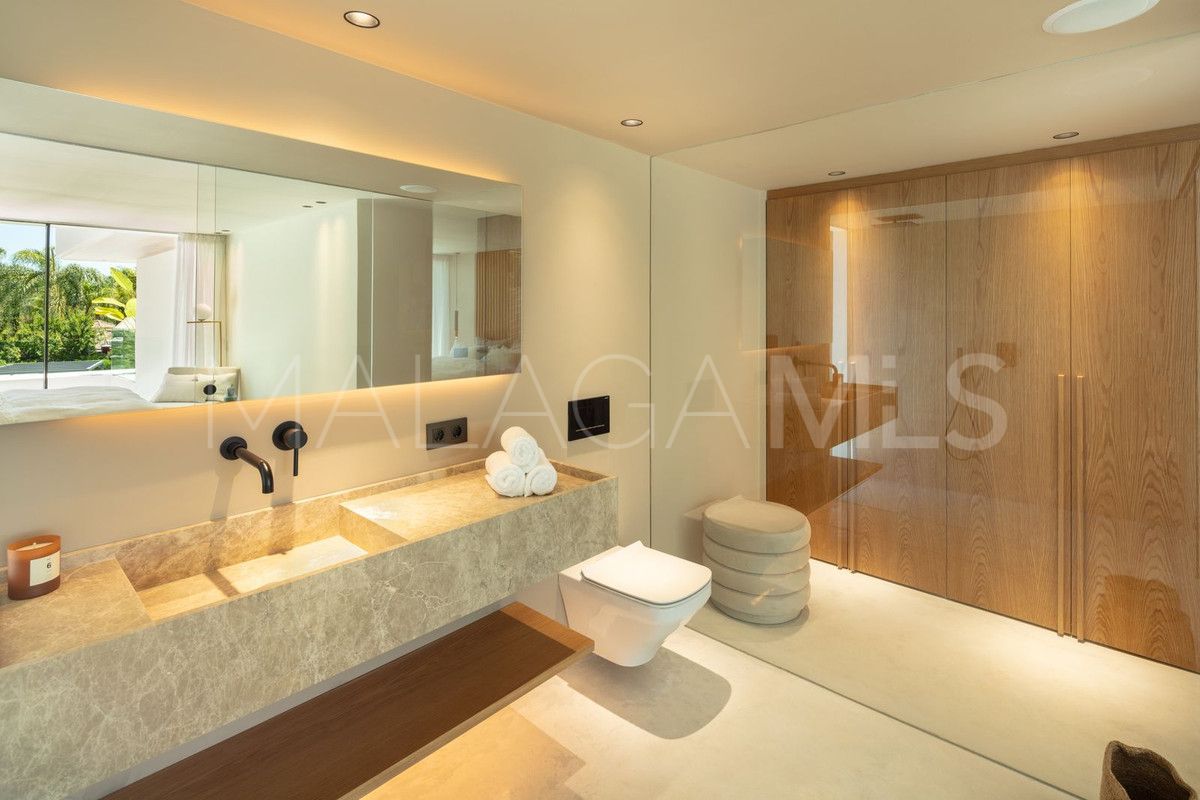 Villa for sale in Nueva Andalucia