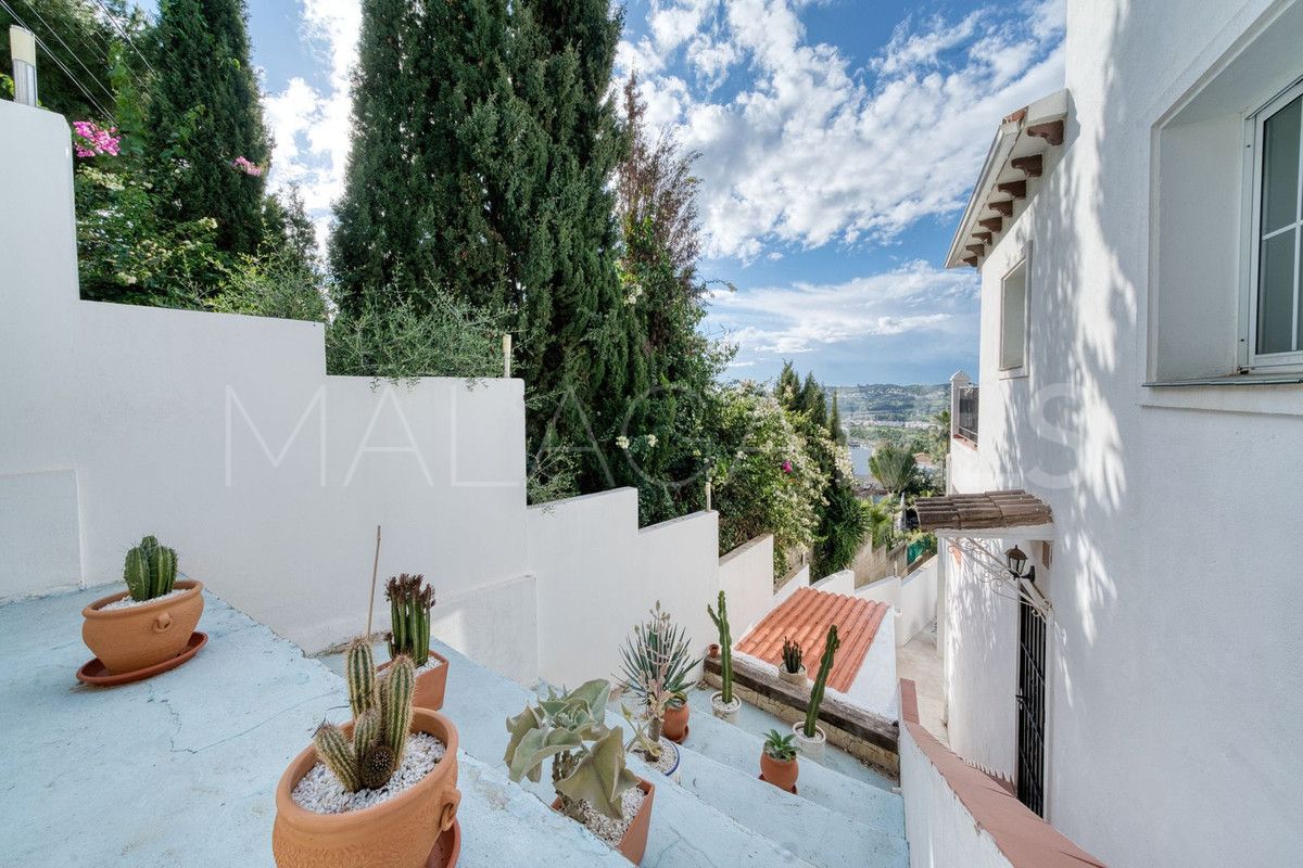 Buy Sierrezuela 5 bedrooms villa