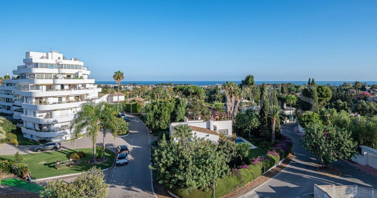 For sale 2 bedrooms apartment in Guadalmina Alta