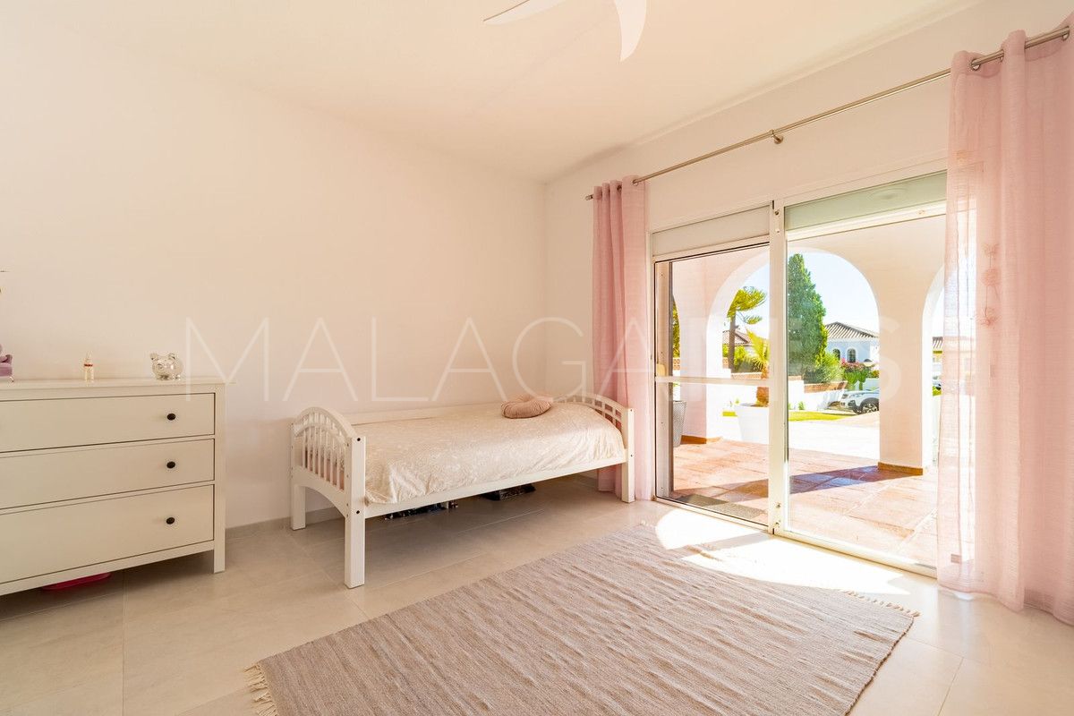 Villa for sale in La Duquesa