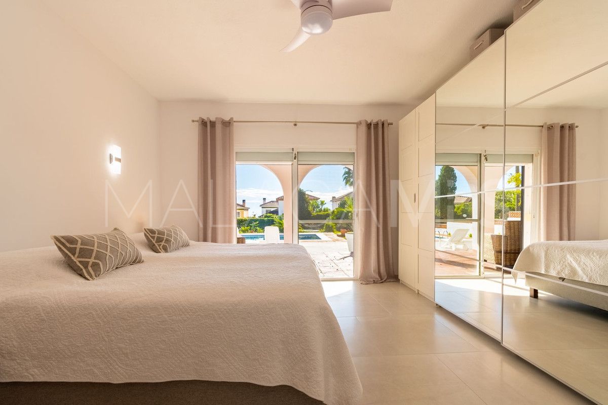 Villa for sale in La Duquesa