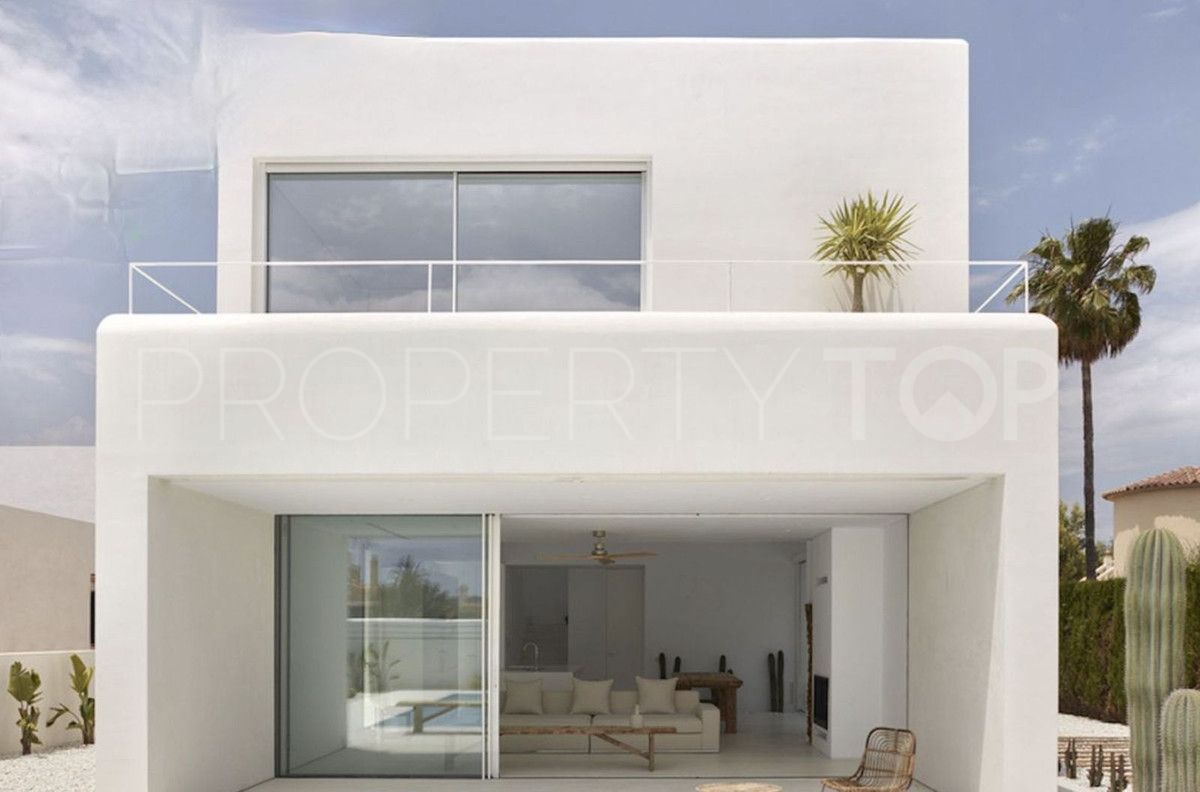 Buy villa with 3 bedrooms in Estepona