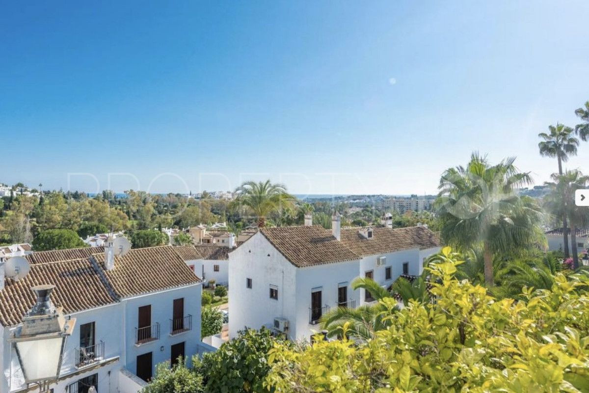 Town house for sale in Nueva Andalucia