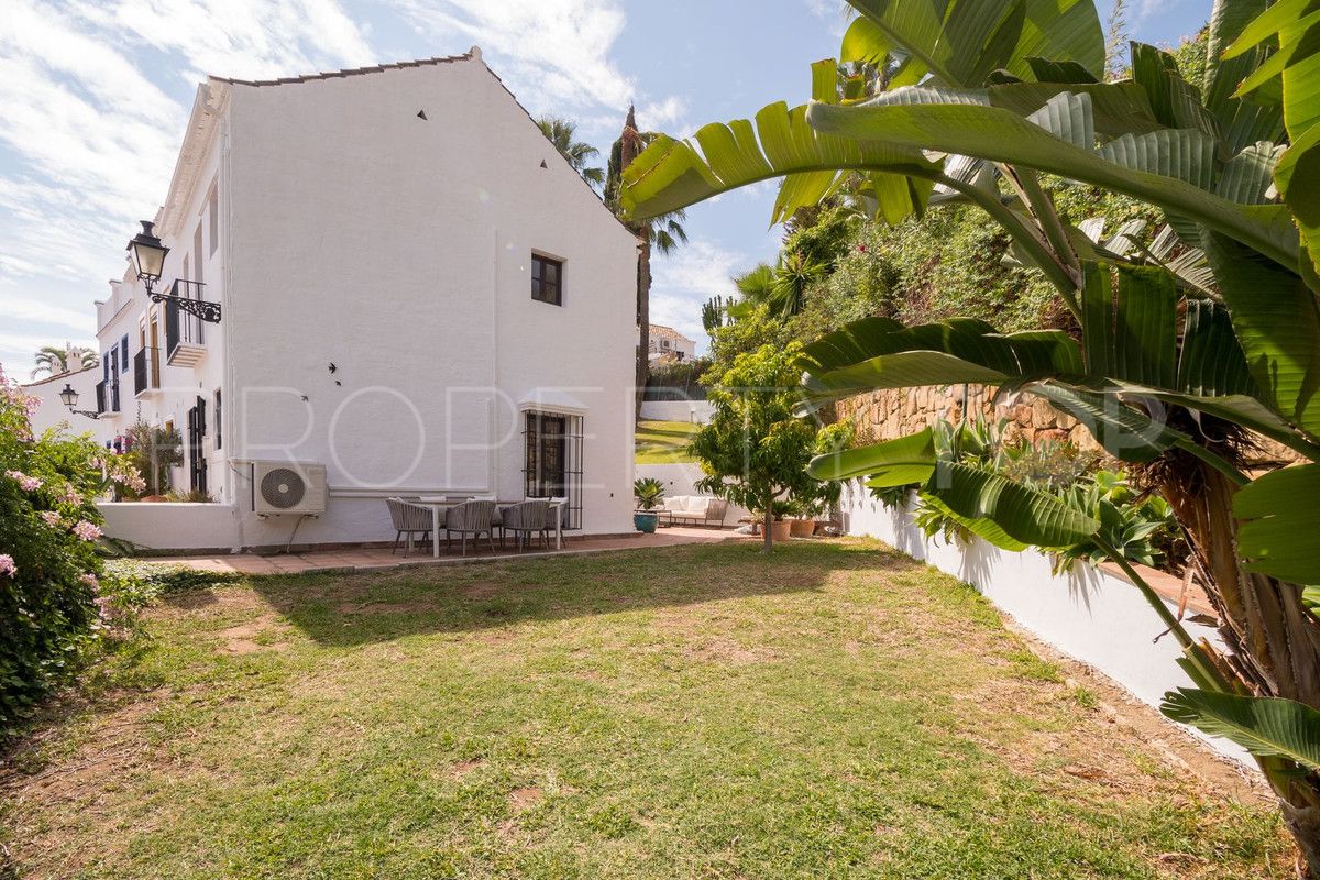 Town house for sale in Nueva Andalucia