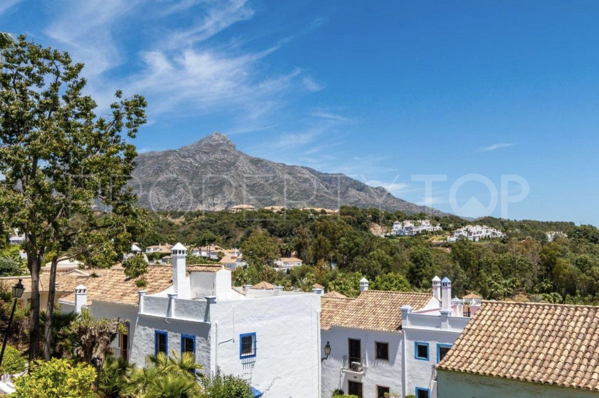 Town house for sale in Nueva Andalucia