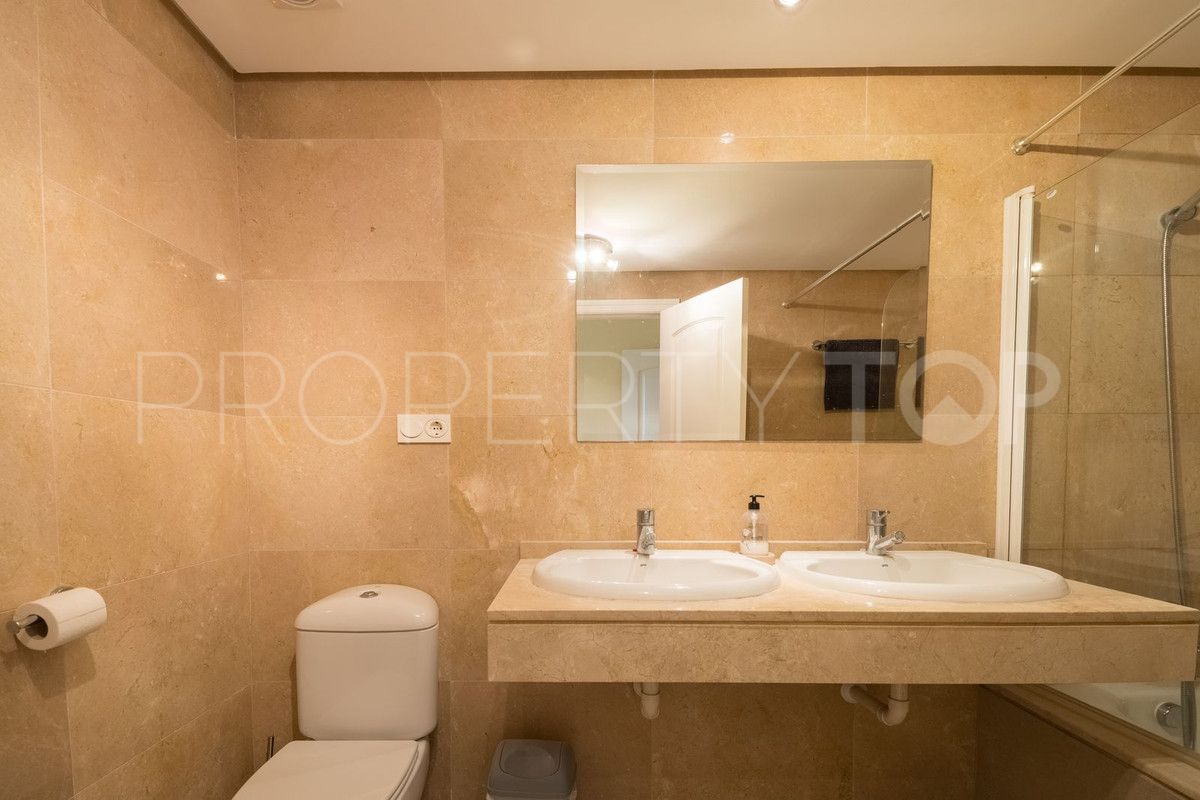 Buy ground floor apartment with 2 bedrooms in La Duquesa