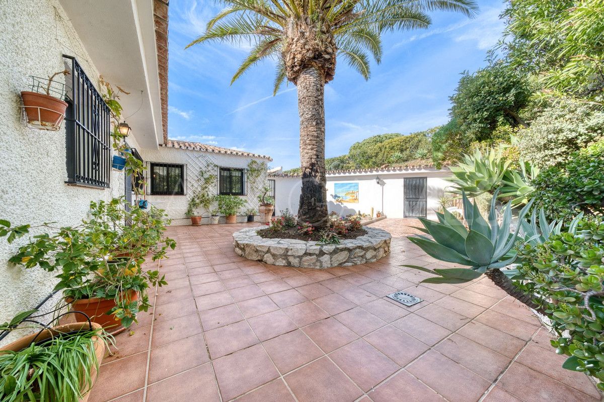 Buy 4 bedrooms villa in Valtocado