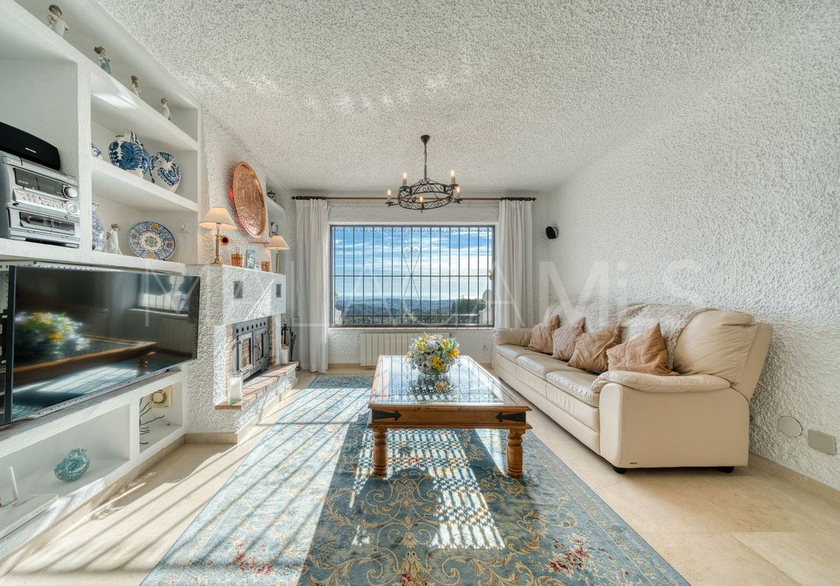 Buy 4 bedrooms villa in Valtocado