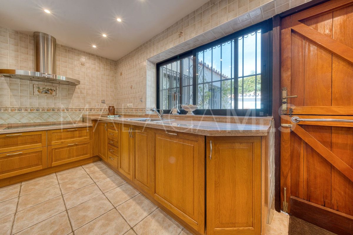 Buy 4 bedrooms villa in Valtocado