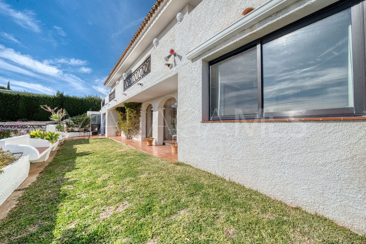 Buy 4 bedrooms villa in Valtocado