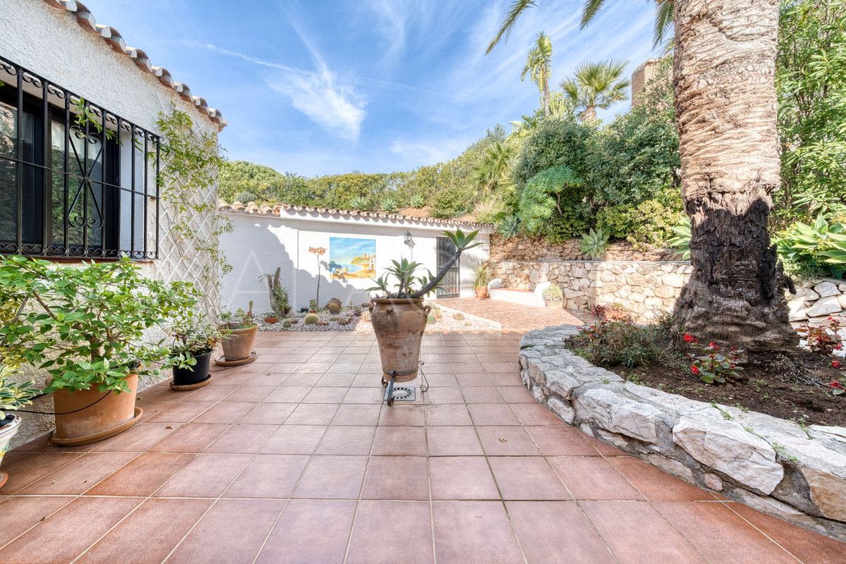 Buy 4 bedrooms villa in Valtocado