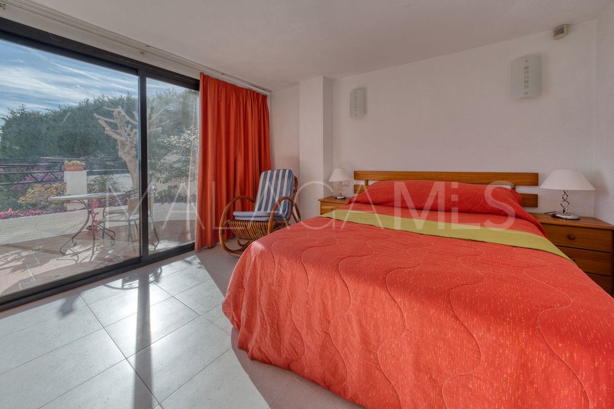 Buy 4 bedrooms villa in Valtocado